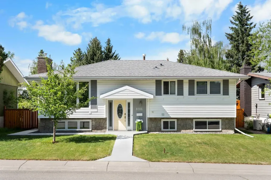 1016 Cannock Place SW Calgary AB T2W 1M7