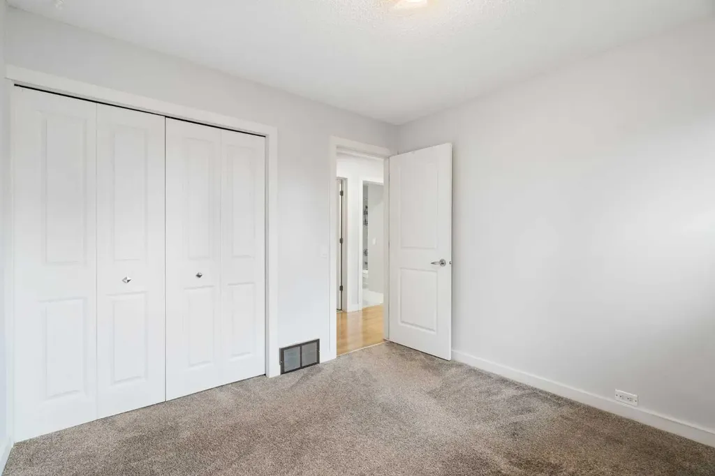 1016 Cannock Place SW Calgary AB T2W 1M7