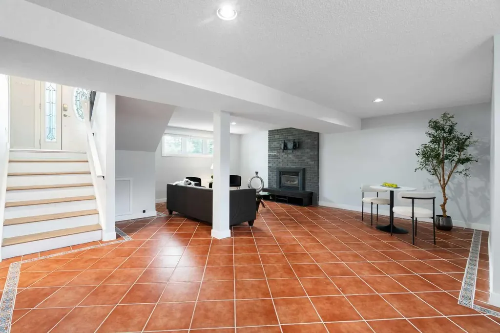 1016 Cannock Place SW Calgary AB T2W 1M7