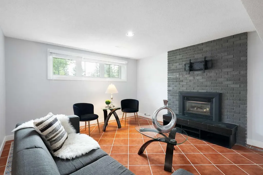 1016 Cannock Place SW Calgary AB T2W 1M7
