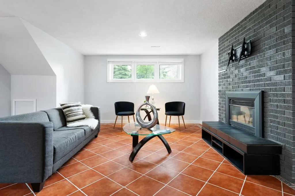 1016 Cannock Place SW Calgary AB T2W 1M7
