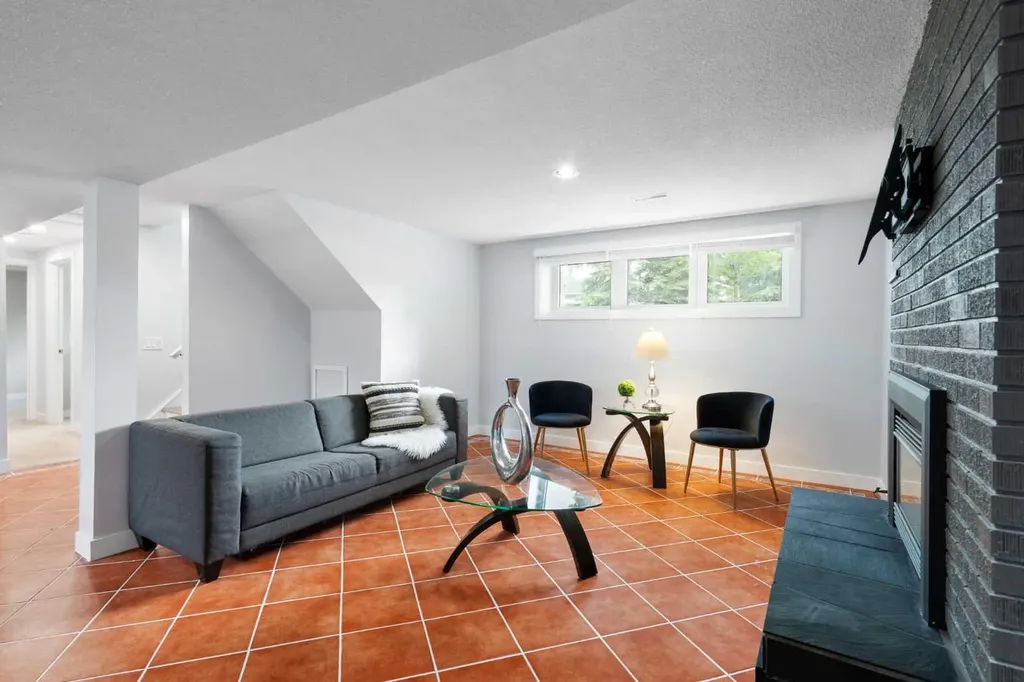 1016 Cannock Place SW Calgary AB T2W 1M7