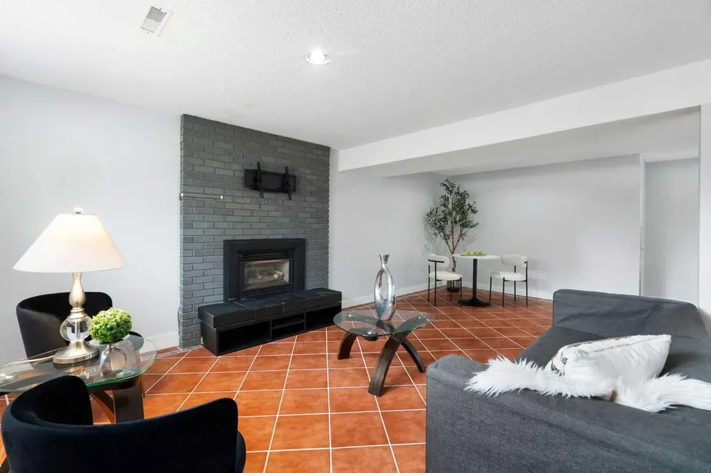 1016 Cannock Place SW Calgary AB T2W 1M7