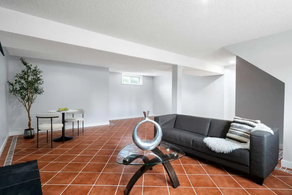 1016 Cannock Place SW Calgary AB T2W 1M7