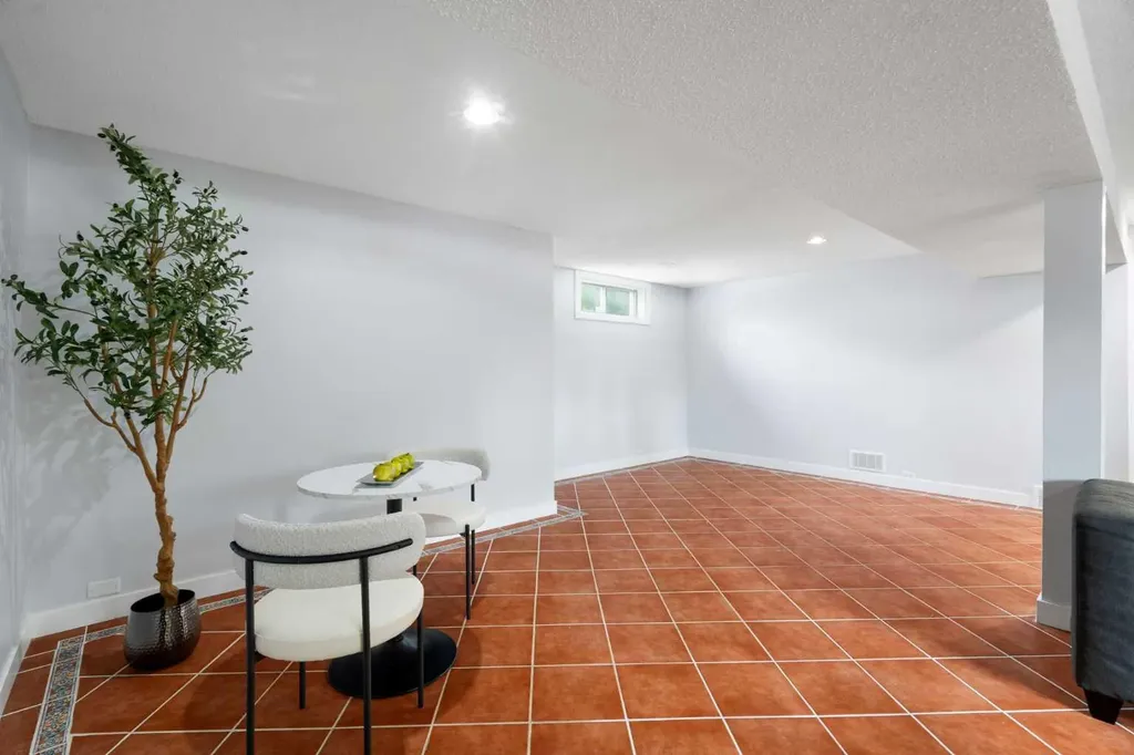 1016 Cannock Place SW Calgary AB T2W 1M7