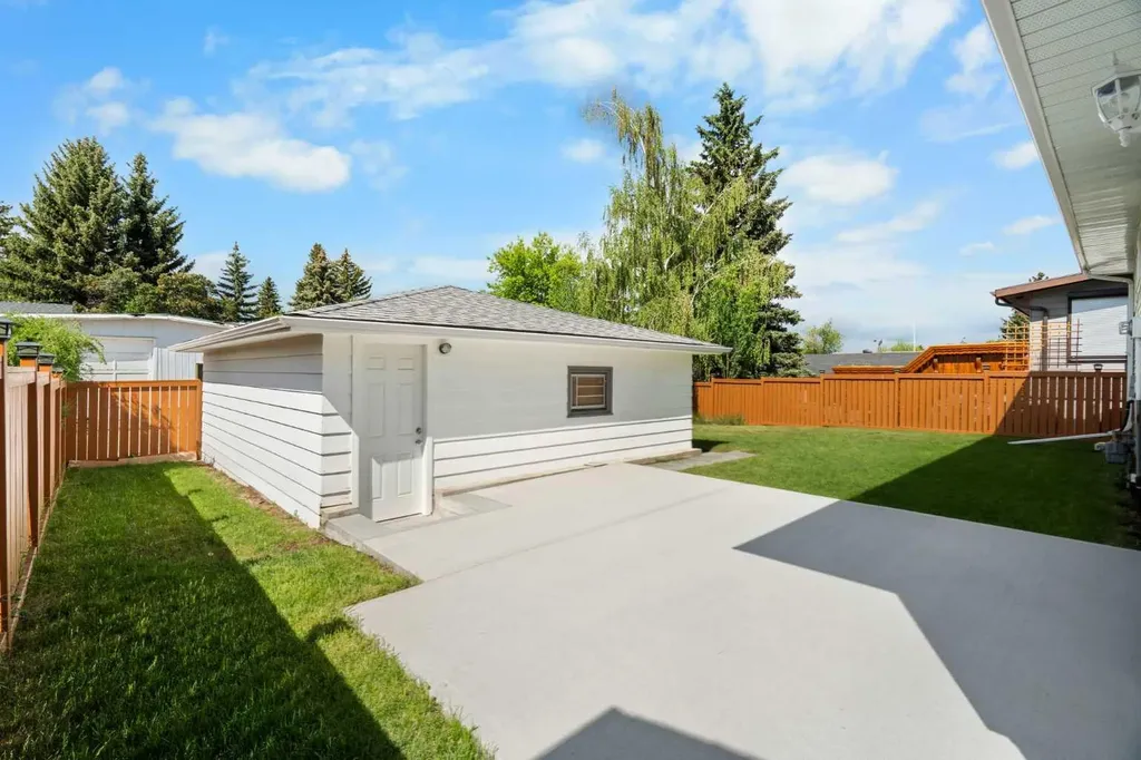 1016 Cannock Place SW Calgary AB T2W 1M7