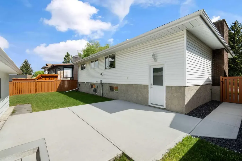 1016 Cannock Place SW Calgary AB T2W 1M7