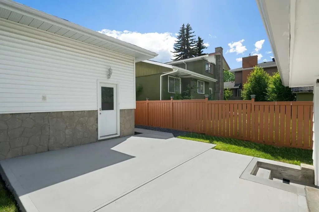 1016 Cannock Place SW Calgary AB T2W 1M7