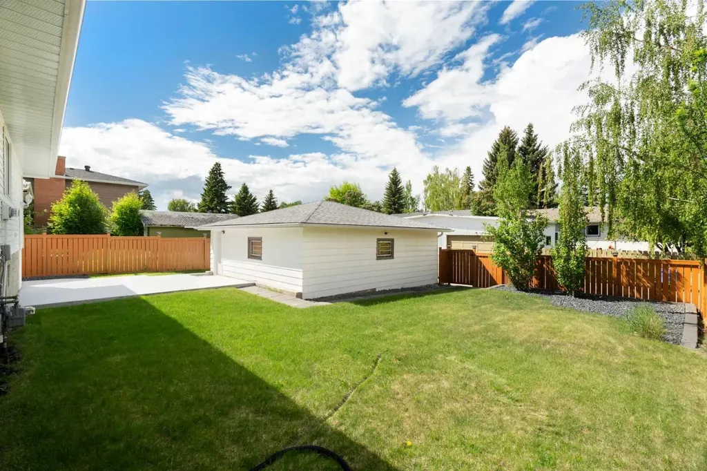 1016 Cannock Place SW Calgary AB T2W 1M7