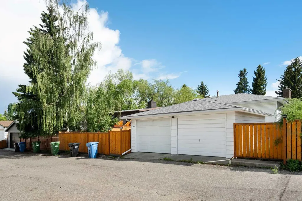 1016 Cannock Place SW Calgary AB T2W 1M7