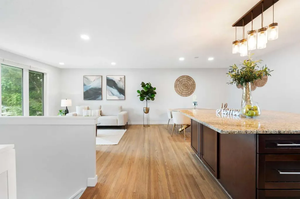 1016 Cannock Place SW Calgary AB T2W 1M7