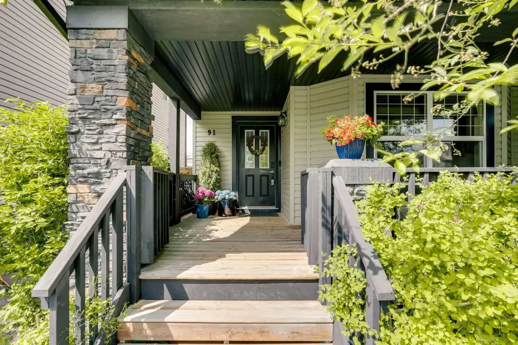 91 Panora Square NW Calgary AB T3K 0R3