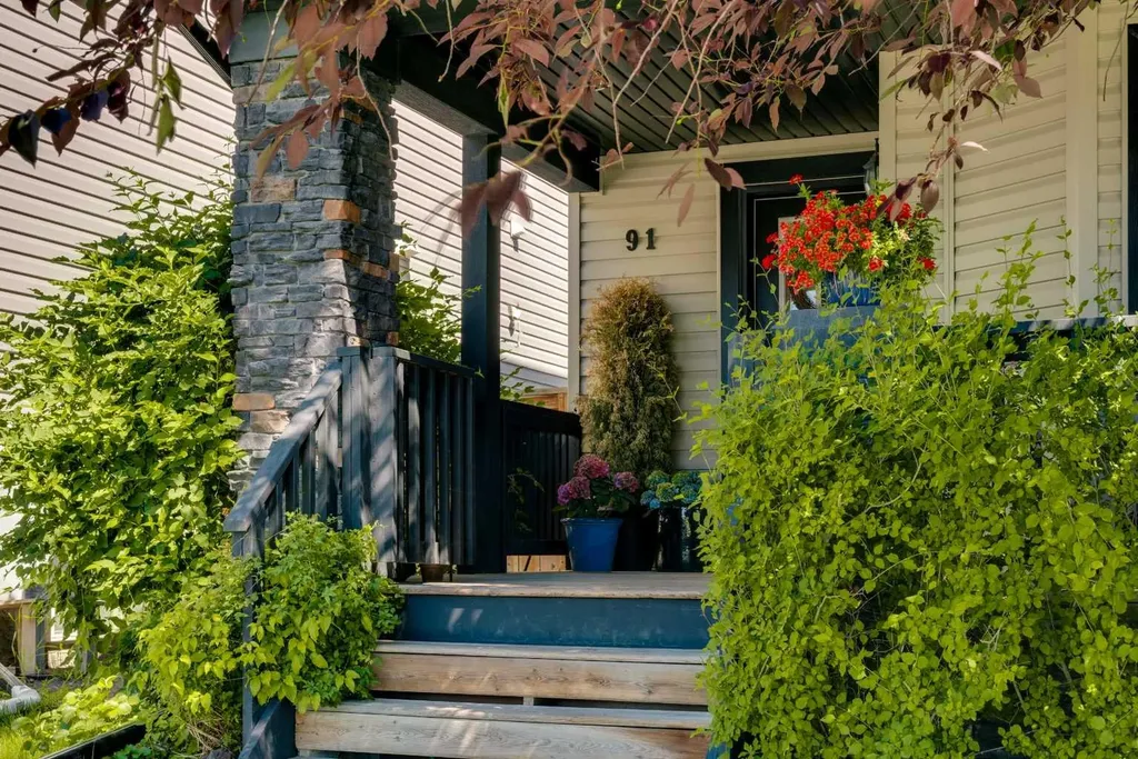 91 Panora Square NW Calgary AB T3K 0R3