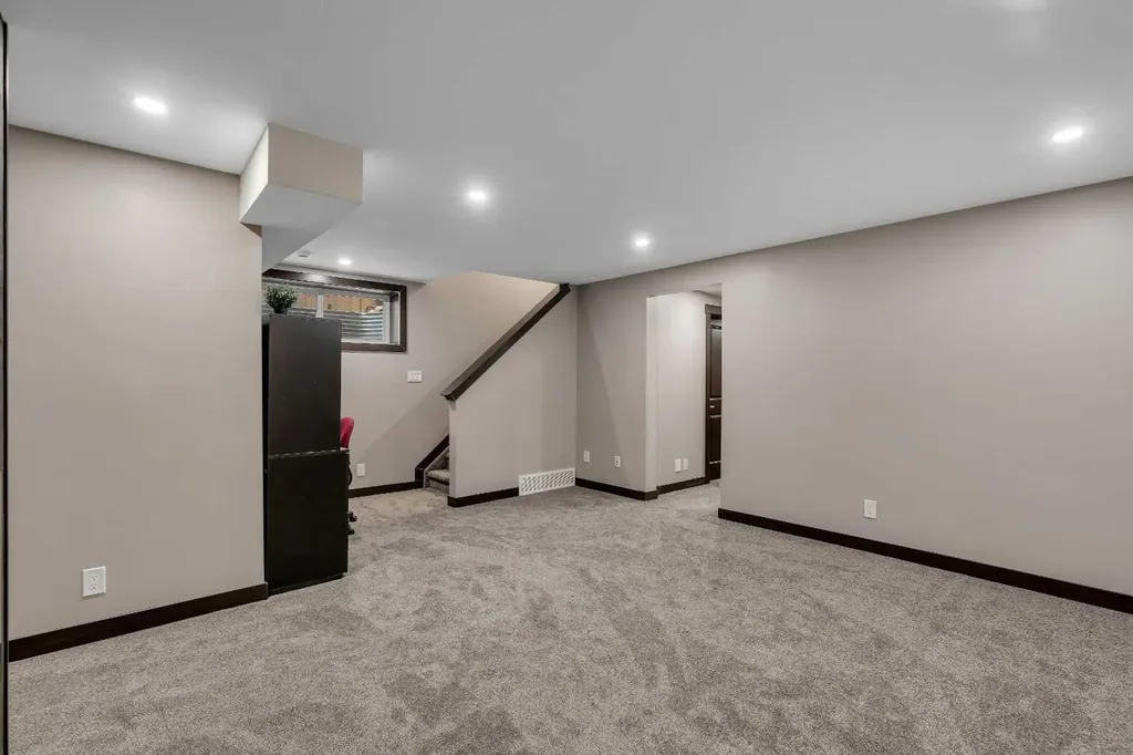 91 Panora Square NW Calgary AB T3K 0R3