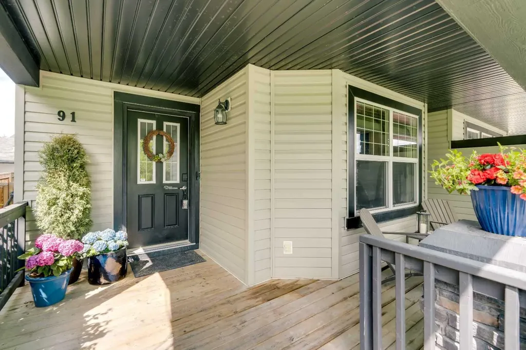 91 Panora Square NW Calgary AB T3K 0R3