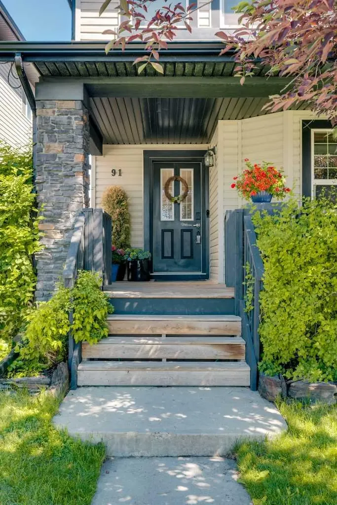 91 Panora Square NW Calgary AB T3K 0R3