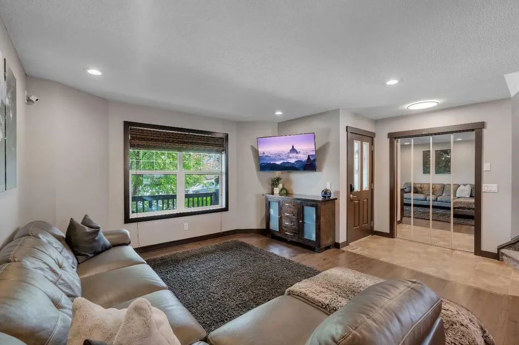 91 Panora Square NW Calgary AB T3K 0R3