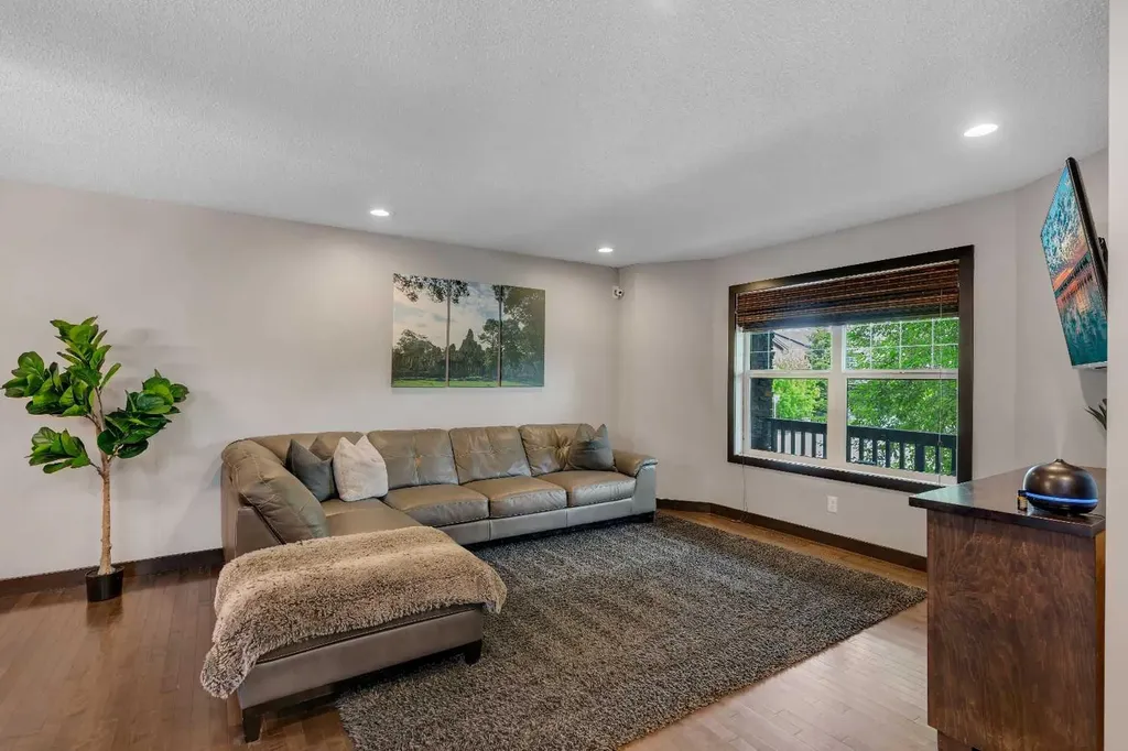 91 Panora Square NW Calgary AB T3K 0R3