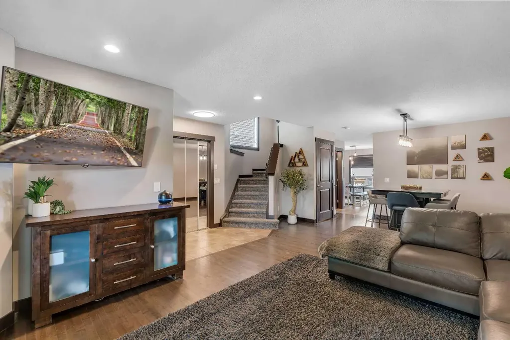 91 Panora Square NW Calgary AB T3K 0R3
