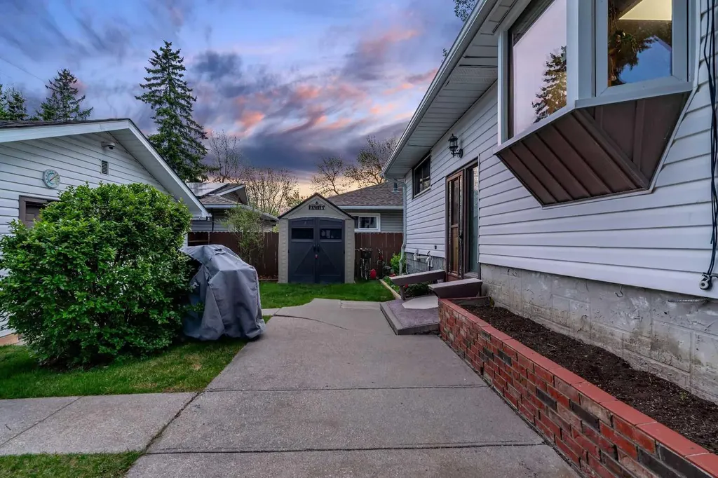 3027 Brentwood Boulevard NW Calgary AB T2L 1J6