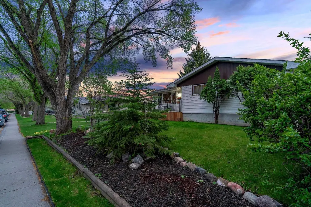 3027 Brentwood Boulevard NW Calgary AB T2L 1J6