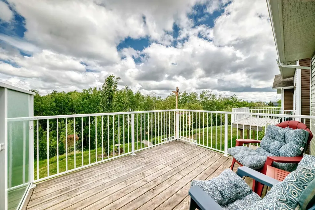 12 Beardsley Crescent Lacombe AB T4L 0G4