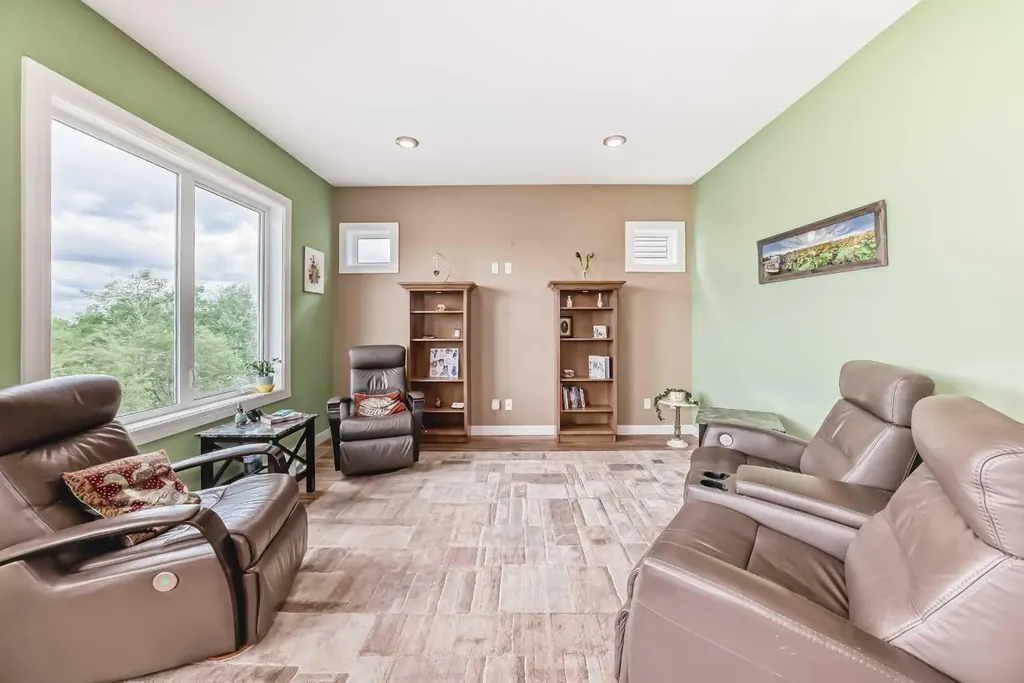 12 Beardsley Crescent Lacombe AB T4L 0G4