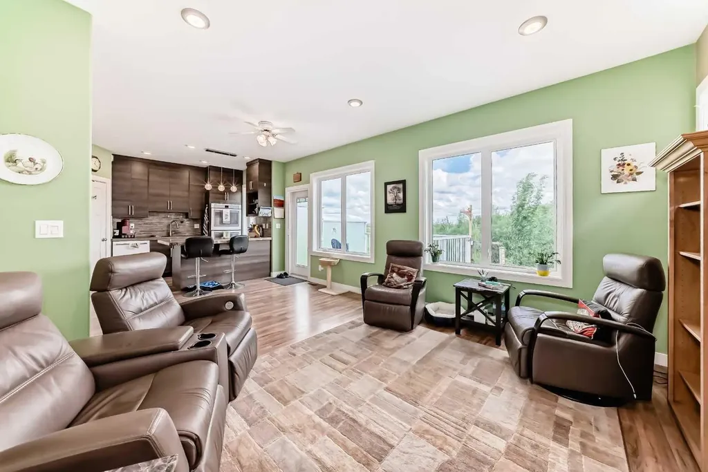 12 Beardsley Crescent Lacombe AB T4L 0G4