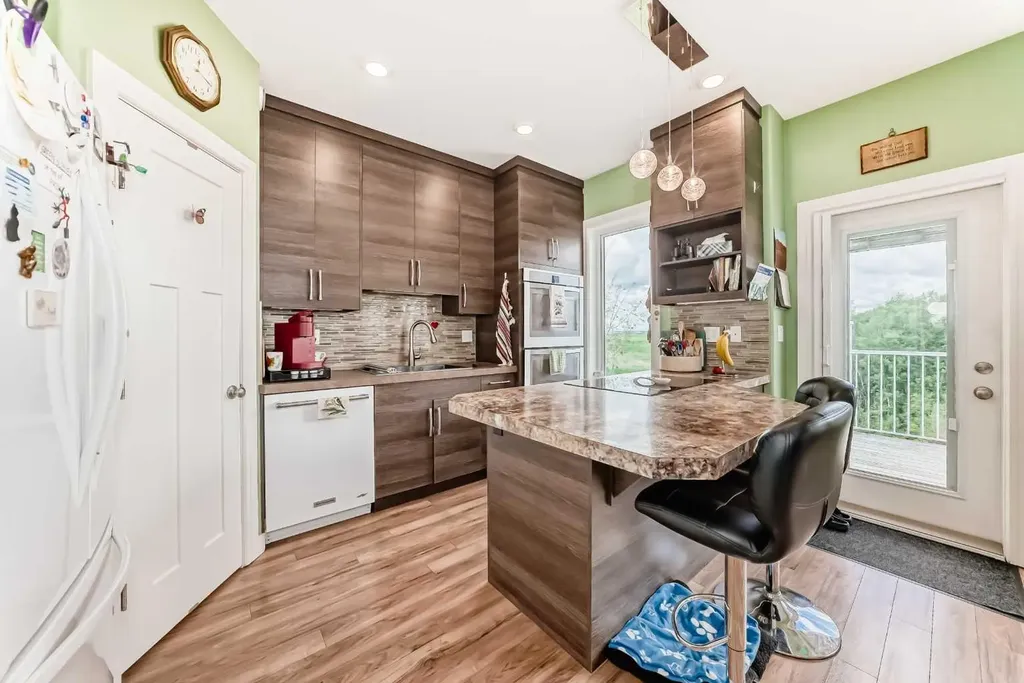 12 Beardsley Crescent Lacombe AB T4L 0G4