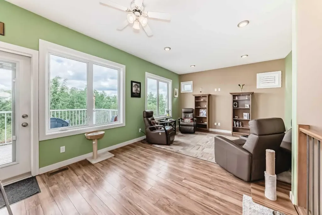 12 Beardsley Crescent Lacombe AB T4L 0G4