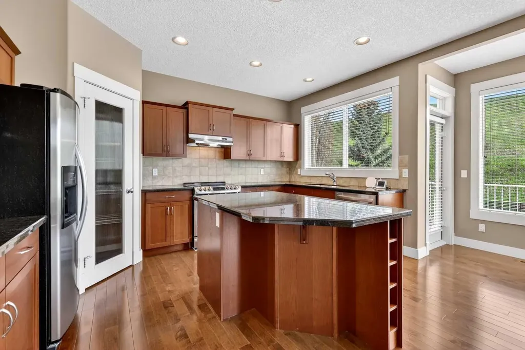 337 Discovery Ridge Boulevard SW Calgary AB T3H 5T6