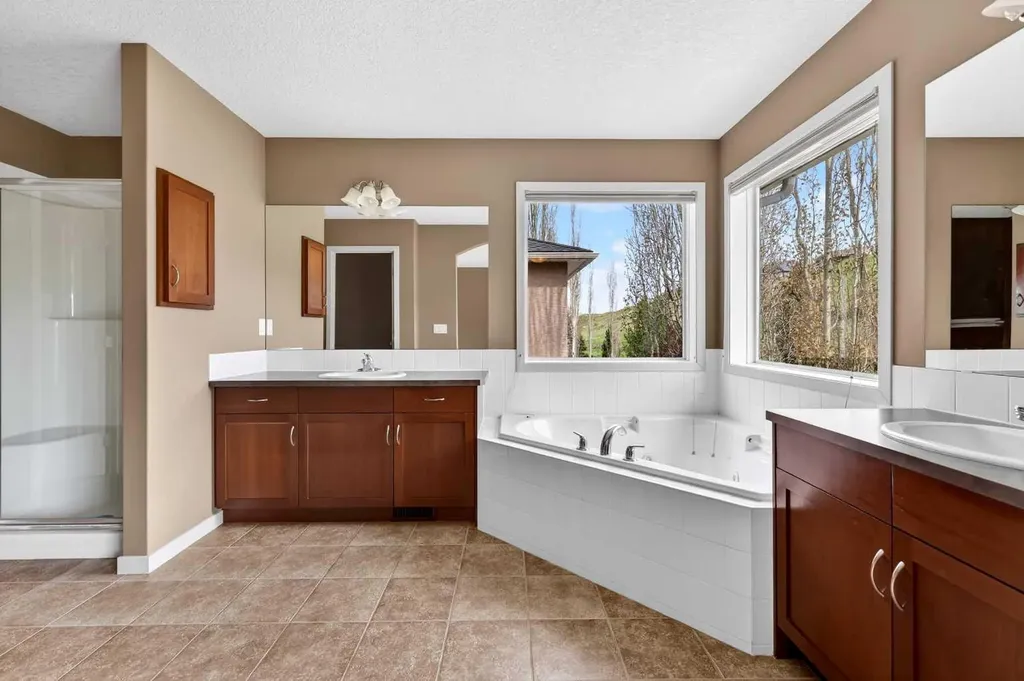337 Discovery Ridge Boulevard SW Calgary AB T3H 5T6