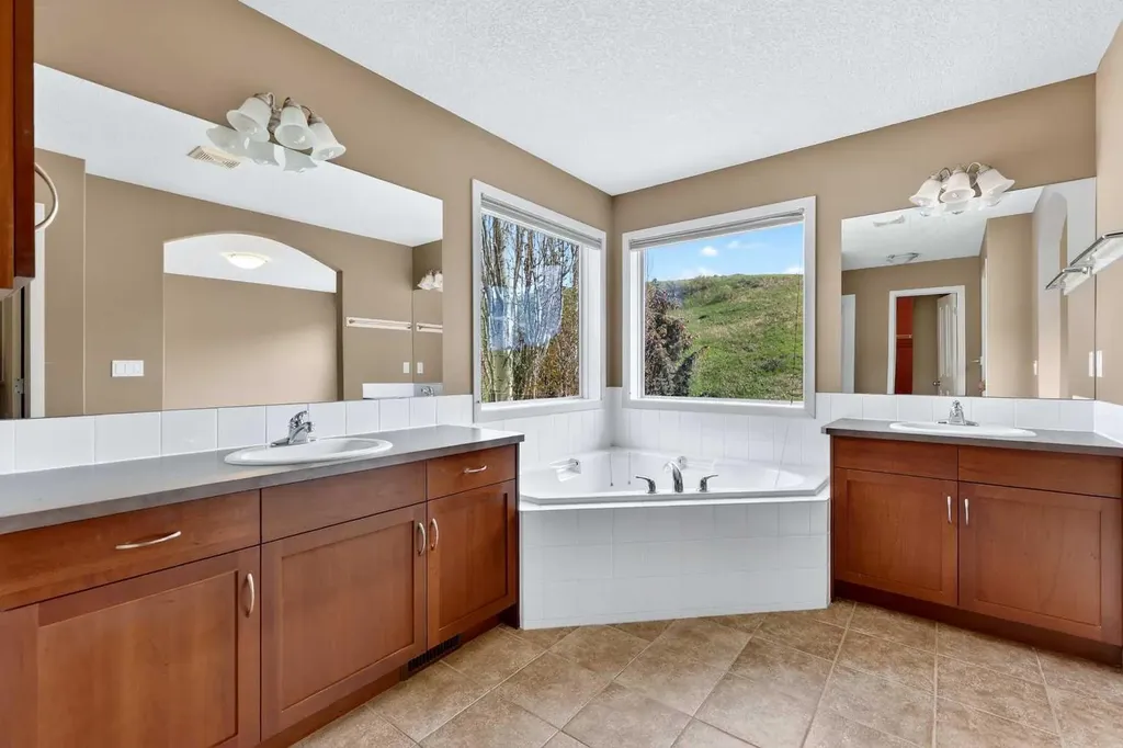 337 Discovery Ridge Boulevard SW Calgary AB T3H 5T6