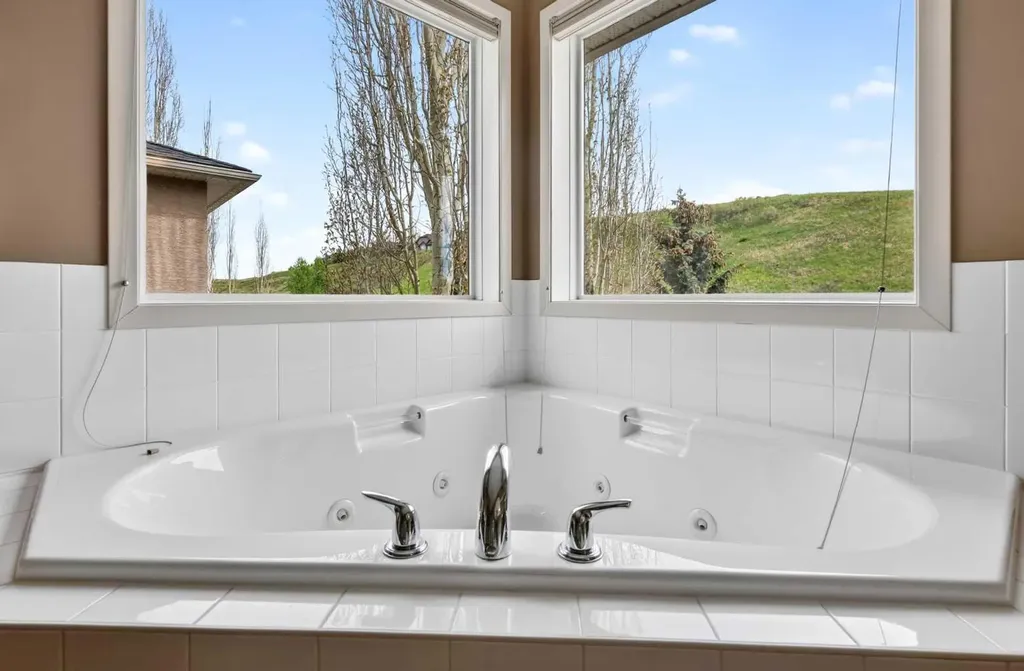 337 Discovery Ridge Boulevard SW Calgary AB T3H 5T6
