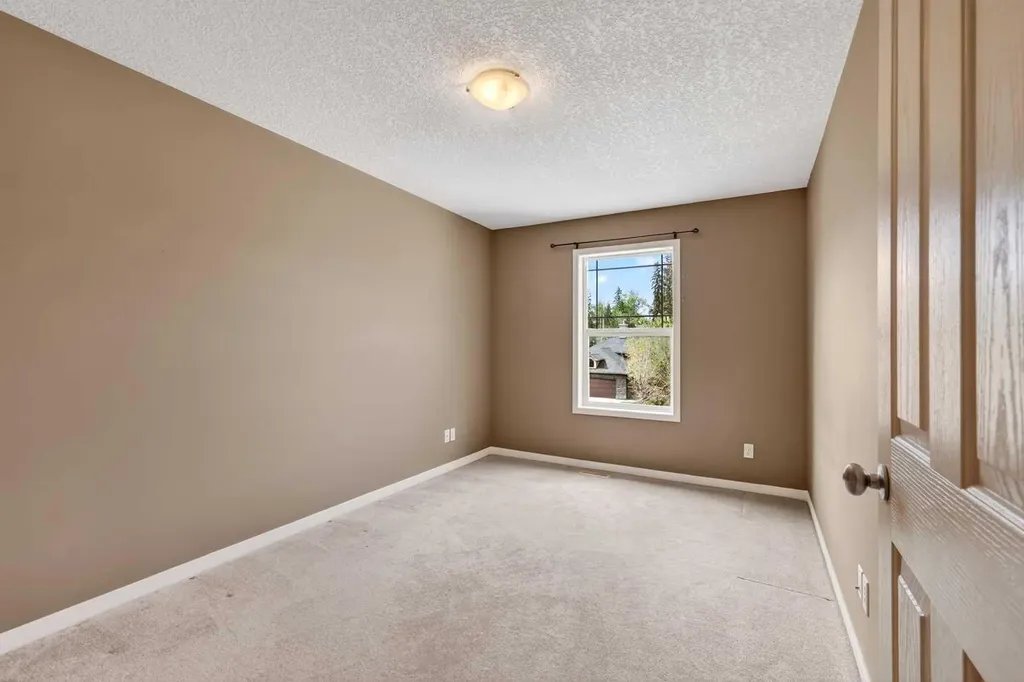 337 Discovery Ridge Boulevard SW Calgary AB T3H 5T6
