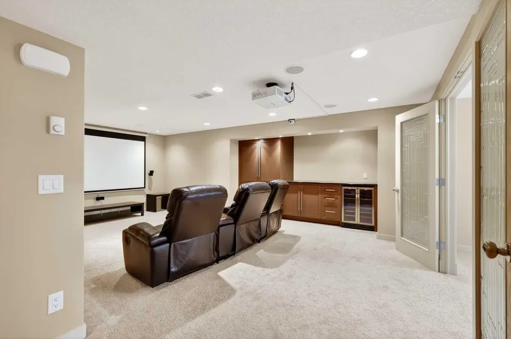 337 Discovery Ridge Boulevard SW Calgary AB T3H 5T6