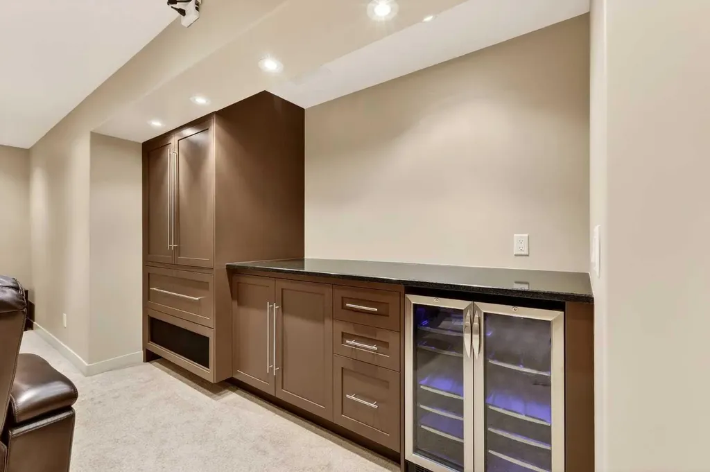 337 Discovery Ridge Boulevard SW Calgary AB T3H 5T6