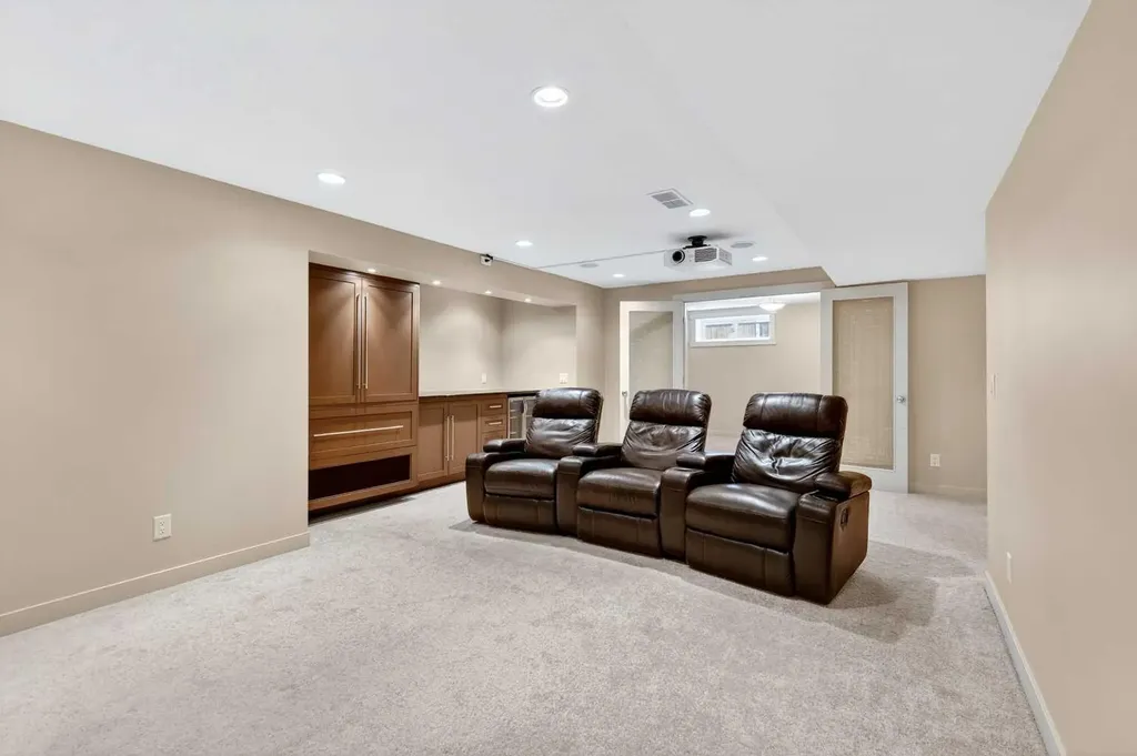 337 Discovery Ridge Boulevard SW Calgary AB T3H 5T6