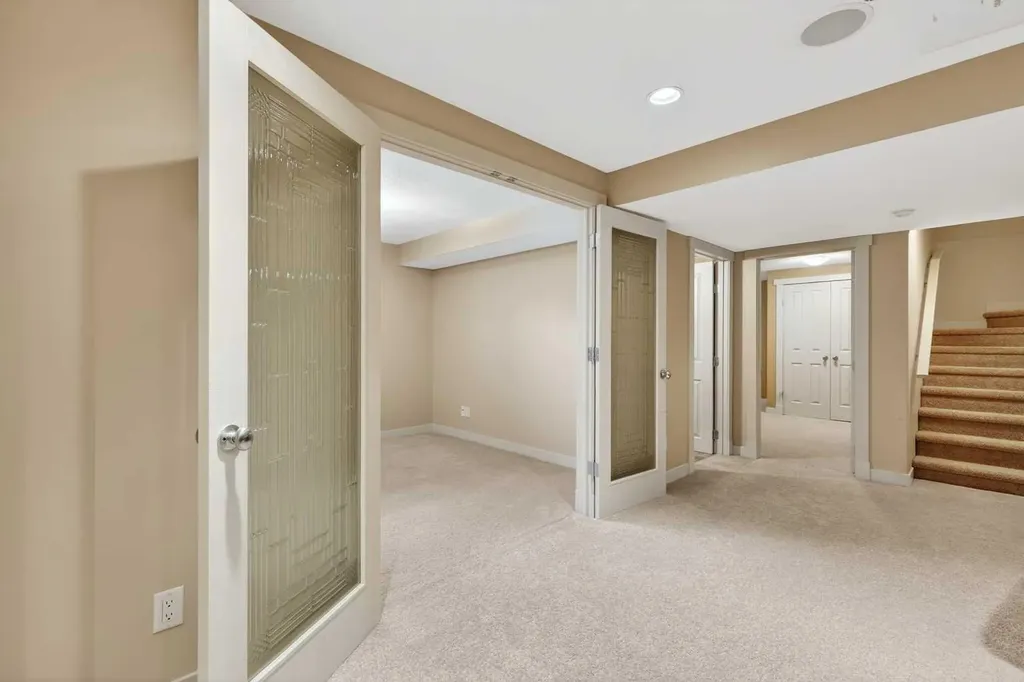 337 Discovery Ridge Boulevard SW Calgary AB T3H 5T6