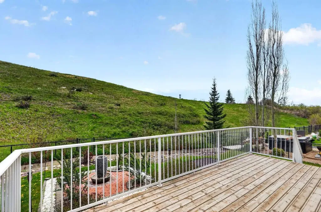 337 Discovery Ridge Boulevard SW Calgary AB T3H 5T6