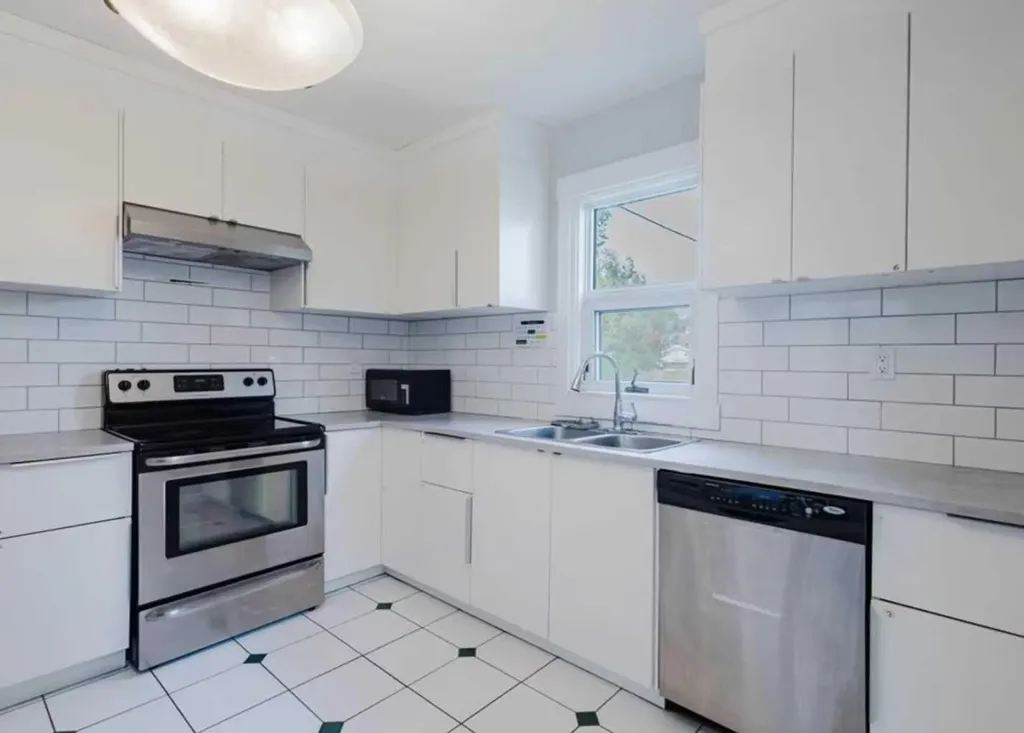 10948 75 Avenue NW Edmonton AB T6G0G9