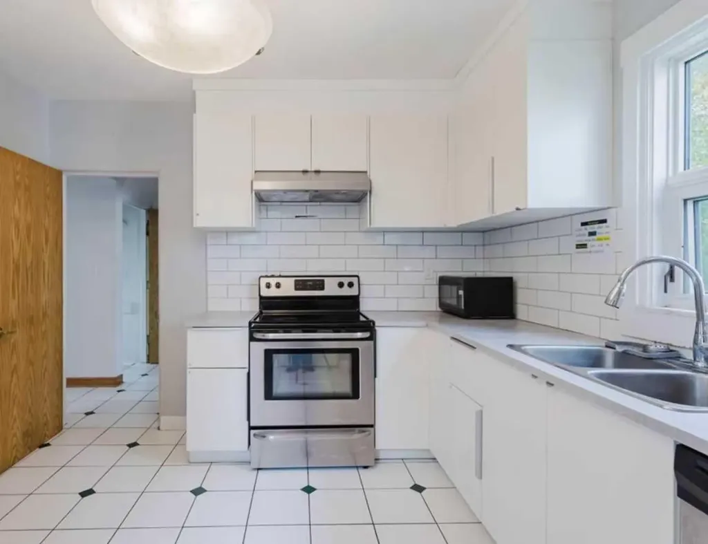 10948 75 Avenue NW Edmonton AB T6G0G9