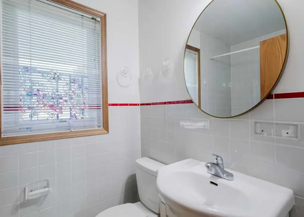 10948 75 Avenue NW Edmonton AB T6G0G9