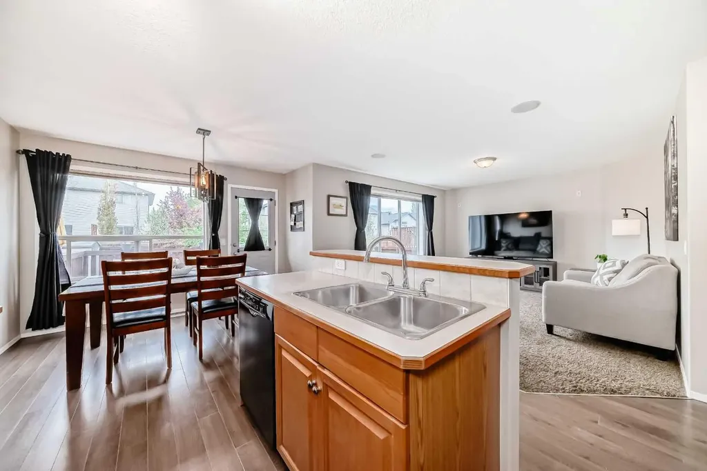 208 Stonegate Crescent NW Airdrie AB T4B 2V3