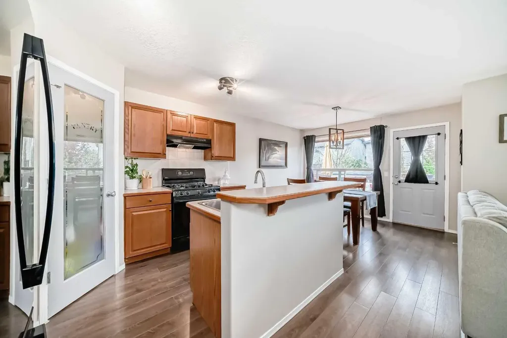 208 Stonegate Crescent NW Airdrie AB T4B 2V3