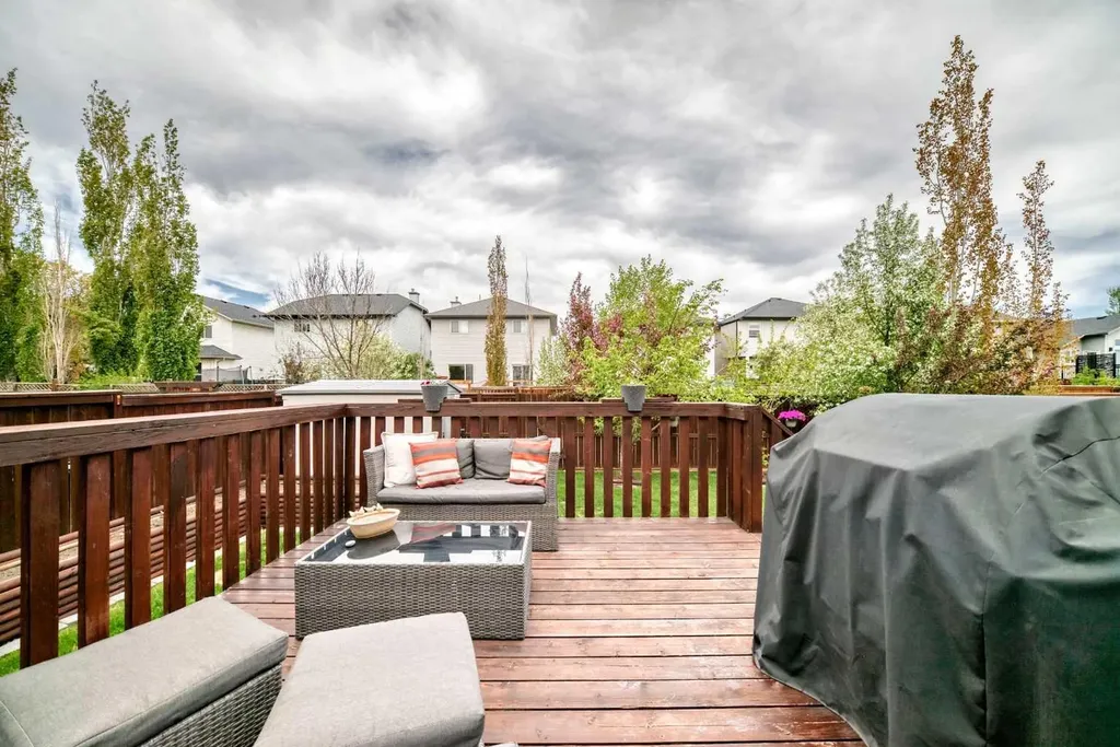 208 Stonegate Crescent NW Airdrie AB T4B 2V3