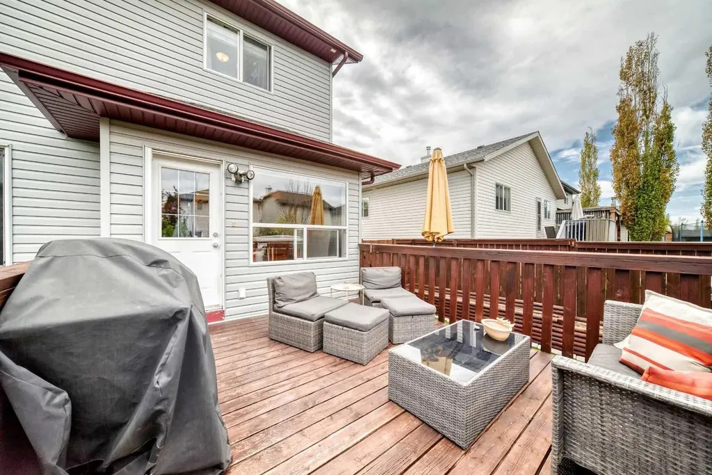 208 Stonegate Crescent NW Airdrie AB T4B 2V3