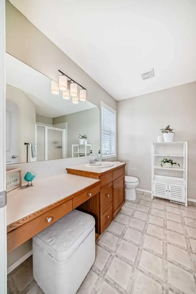 208 Stonegate Crescent NW Airdrie AB T4B 2V3