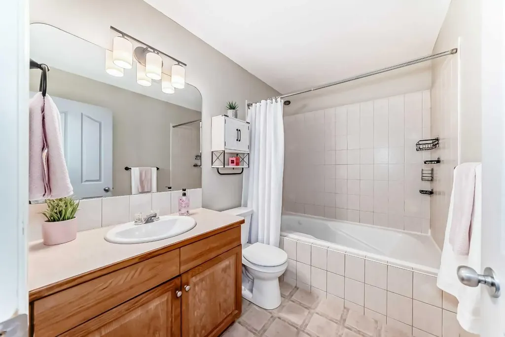 208 Stonegate Crescent NW Airdrie AB T4B 2V3