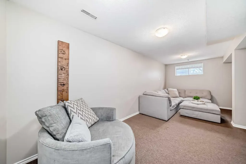 208 Stonegate Crescent NW Airdrie AB T4B 2V3